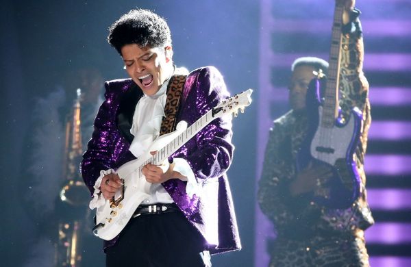 Photo of Bruno Mars rinde tributo a Prince en los Grammy
