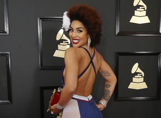 Photo of El vestido a favor de Donald Trump en los Grammy 2017