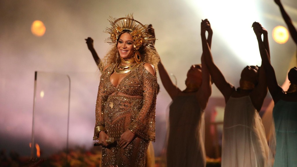 Photo of Beyoncé, embarazada de gemelos, deslumbró en los Grammy 2017