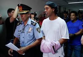 Photo of Ronaldinho cumple un mes en la cárcel